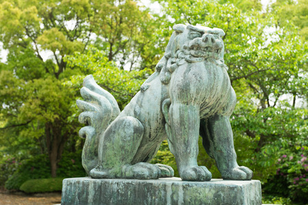 Lion statue standing guard at hokoku shrine, Osakaのeditorial素材
