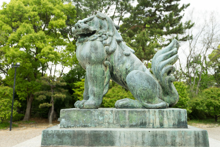 Lion statue standing guard at hokoku shrine, Osakaのeditorial素材