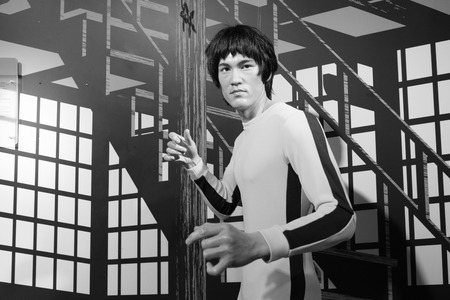 BANGKOK, THAILAND - CIRCA August, 2015: Wax figure of the famous Bruce Li from Madame Tussauds, Siam Discovery, Bangkokのeditorial素材