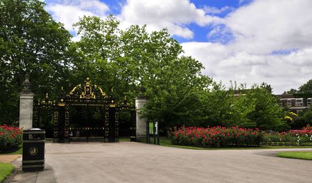Buckingham Palace Gate with Royal Coat of Arms - London, Englandの写真素材