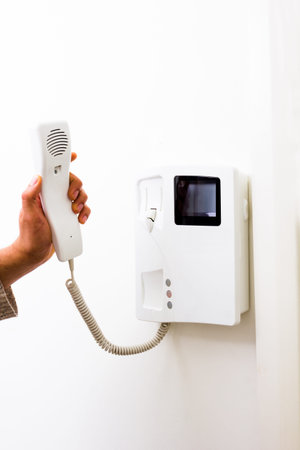 Hand answering intercom