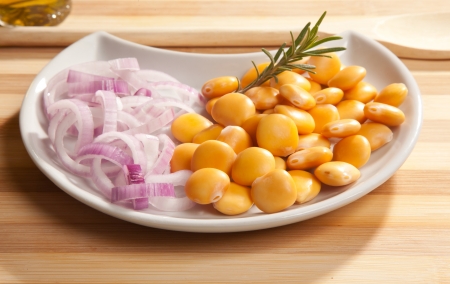 lupins with onion vegetarian dishの写真素材