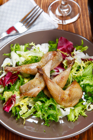 cooked quail and vegetables in a dishの写真素材