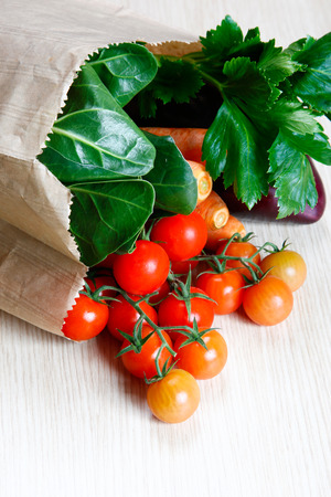 shopping bag with tomatoes and vegetablesの写真素材
