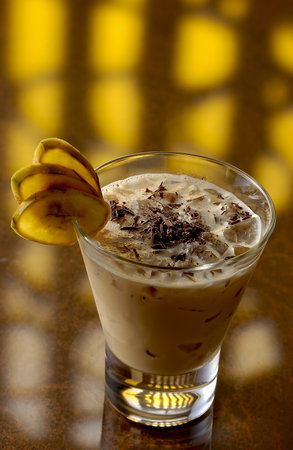 A Colada with chokolates flakes and sliced banana pieces.
