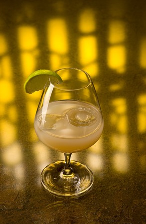 earthquake cocktail with crushed ice and a slice of lemiの写真素材