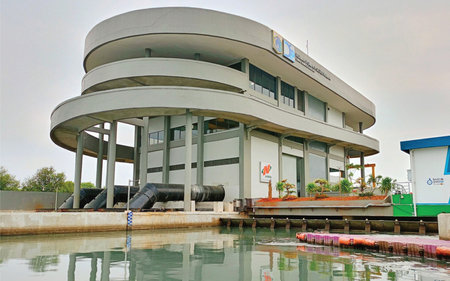 The building of the Siam Discovery Centerの写真素材