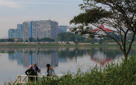 View of the lake in the cityの写真素材