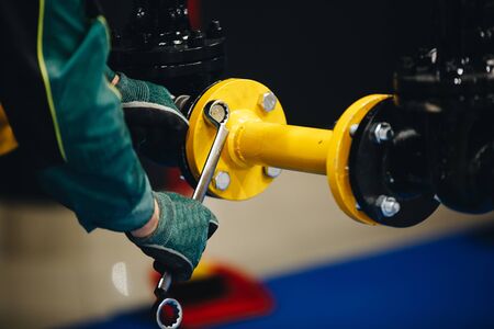 hands Unscrew the nut on the screw pipe.の写真素材