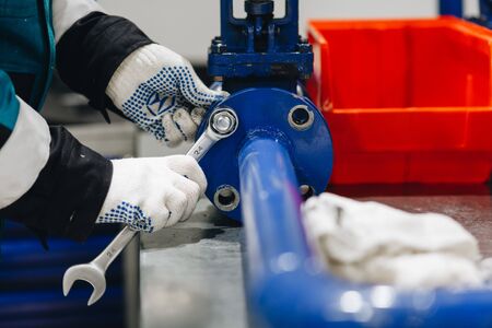 hands Unscrew the nut on the screw pipe.の写真素材