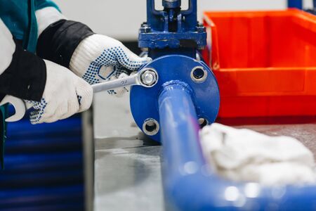 hands Unscrew the nut on the screw pipe.の写真素材