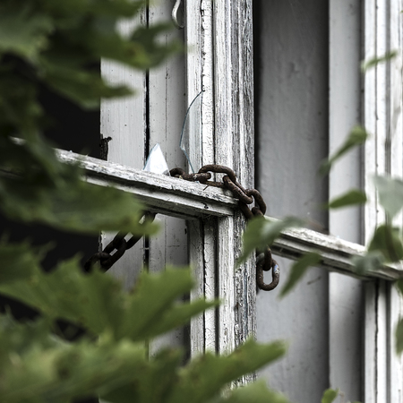 en rostig kedja mellan glasskärvorの写真素材