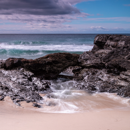 Waves crashing over Snapper Rocksの写真素材