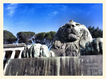 The bronze sculptures of the lion lying down at the Rhodes Memorial in Cape Townの素材
