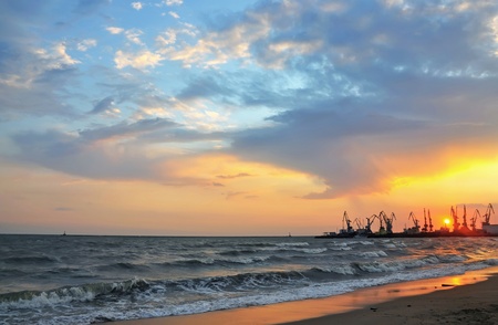 Beautiful scenery of the sea with the setting sun in cranesの写真素材