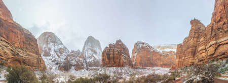 Panoramaaufnahme aus dem Zion Nationalpark im Winter mit Schnee fotografiert auf dem Zion Canyon Scenic Drive tagsÃ¼ber im Januar 2013の写真素材