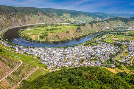 View of the Mosel loop near the village of Bremm in Rhineland-Palatinate during the day iの写真素材