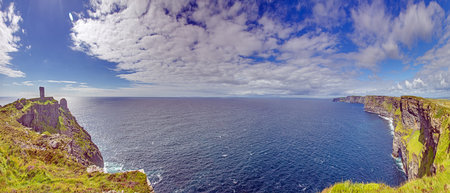 Breathtaking view of the Cliffs of Moher overlooking the Atlantic Ocean in Ireland during daytimeの写真素材