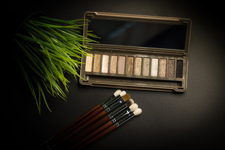 Green grass with eyeshadows and brushesの写真素材