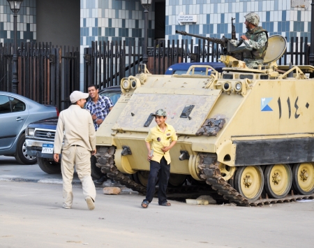 Soldiers of the Egyptian army playing with a litle boyのeditorial素材