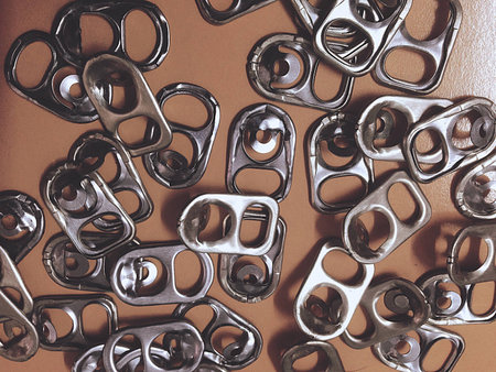 Recycling aluminum lid can be used to make artificial legs.
