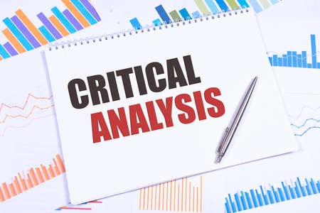 Text critical thinking on white paper plate table in office. Business conceptの写真素材