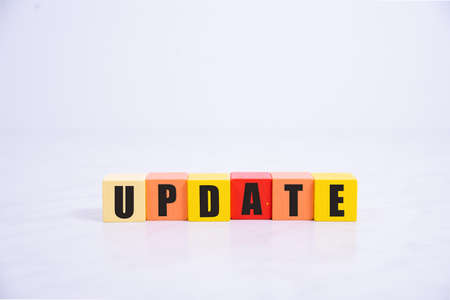 Update message sign on a wooden desk in a room with a blurry backgroundの写真素材