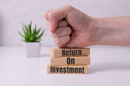 Return on Investment, ROI. Cube wooden block with alphabet building the word ROI.の写真素材