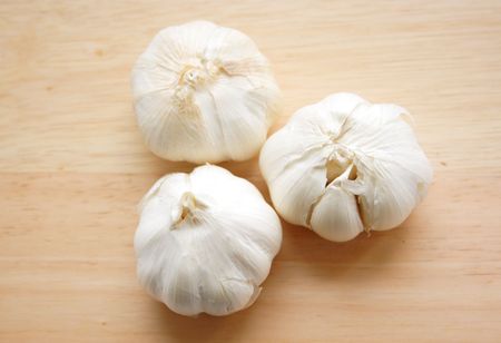 Close up of garlic on a chopping boardの写真素材
