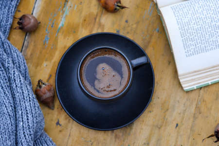 Black Round Plate on Brown Wooden Table and black coffeeの写真素材