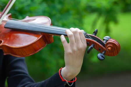 Violinist girl playing violin in the Parkの写真素材