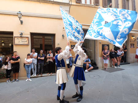 Flag thrower, Bravio delle Botti, Montepulciano Tuscany Italyのeditorial素材