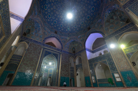Yazd, Iran: Interior of the historic Jameh Mosque. A masterpiece famous for the unique tilework and fine brickwork. The brightly colored faience tiles create the unique Islamic patterns on mihrabのeditorial素材