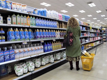 ROME, DICEMBER 09,2019 IN WOMAN WITH THE SHOPPING CART INSIDE MEGA STORE IN ROMEのeditorial素材