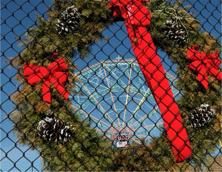View of wonder wheel through the metal fenceの写真素材