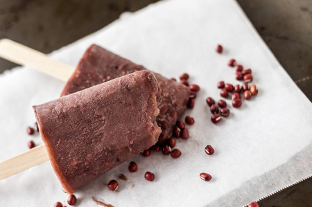 The perfect sweet treat to cool off during hot summer days, this homemade popsicle is made with asian adzuki red beans ice cream. The frosted beans add texture to the ice pops and also boost the nutritional value, making it an healthier dessert choice forの写真素材