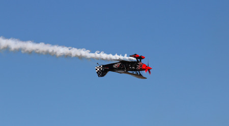  Aerobatic plane flying upside downのeditorial素材
