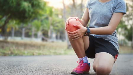 runer woman with knee injury and painの写真素材
