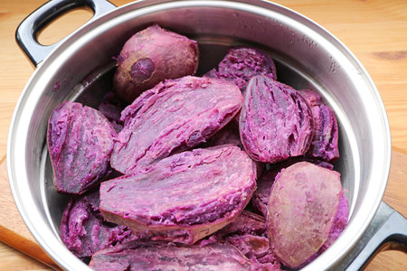 Closeup of Fresh Cooked Steamed Purple Sweet Potatoes in a Steaming Potの写真素材