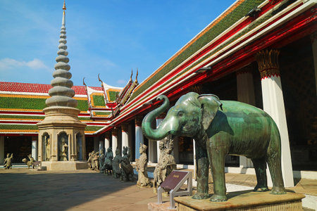 Stunning Cloister of Wat Arun Temple with Beautiful Bronze Elephant Sculpture and Ballast Stone Figurines, Bangkok, Thailandのeditorial素材