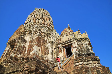 Visitor Climbing on to the Central Prang of Wat Racha Burana, where a Number of Ayutthaya's precious treasures found by archaeologists, Ayutthaya Historical Park, Thailandの写真素材