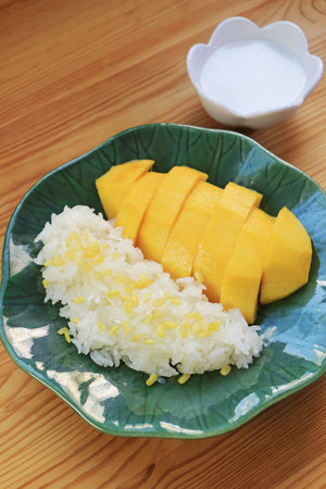 Plate of Famous Thai Dessert of Fresh Ripe Mango with Sticky Rice and Creamy Coconut Milkの写真素材