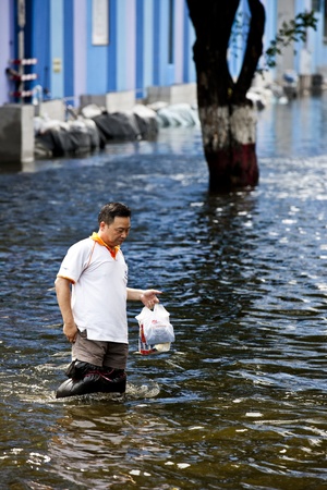 Bangkok, Thailand - November 5, 2011: How People travel during the flooding in Bangkok.のeditorial素材