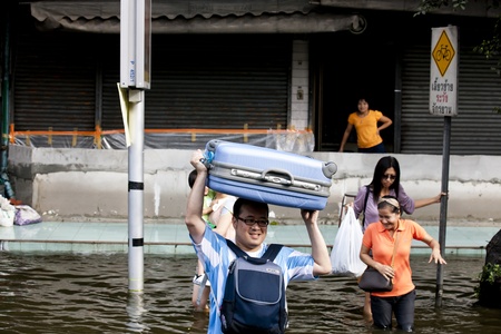 Bangkok, Thailand - November 5, 2011: How People travel during the flooding in Bangkok.のeditorial素材