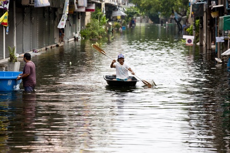 Bangkok, Thailand - November 5, 2011: How People travel during the flooding in Bangkok.のeditorial素材