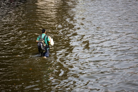 Bangkok, Thailand - November 5, 2011: How People travel during the flooding in Bangkok.のeditorial素材
