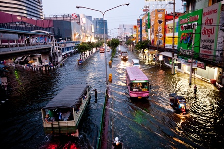 BANGKOK - NOVEMBER 5: Cars navigating through the flood on Phahonyothin Road during the worst flooding in Bangkok, Thailand on November 5, 2011.のeditorial素材