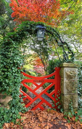 The little red gate at Bebeah Gardens in Autumn.  The parklands were originally built by Edward Cox in 1880.  Sprawling over many acres the garden includes various vistas of formal country garden. Mt Wilsonの写真素材