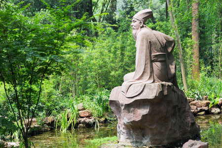 Meishan, Sichuan Province, China - Apr 30, 2017: Su Shi poet sculpture in Meishanのeditorial素材