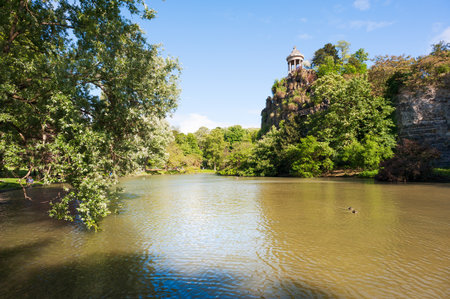 Parc des buttes Chaumont lake on a sunny dayの写真素材